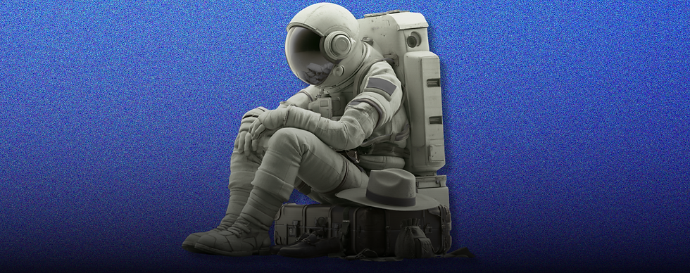 Astronaute assis sur des valises, symbolisant l'expérience communication marketing alternance.