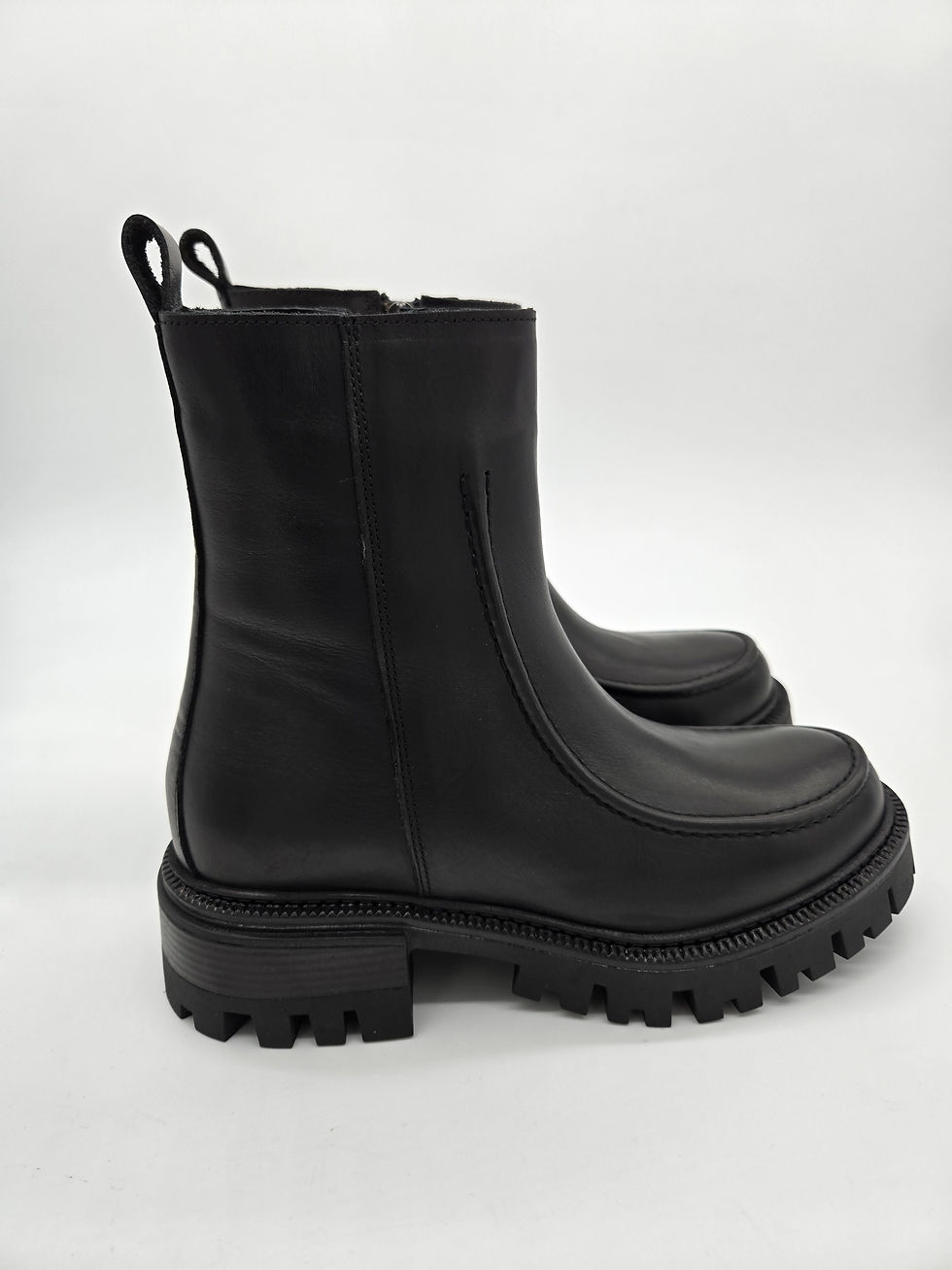 Miniaturbild: Schwarze Lederstiefeletten mit echtem Lammfellfutter