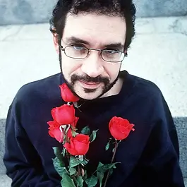 Renato Russo foi mais do que um compositor e multi-instrumentista: foi uma voz inquieta que traduziu em música as angústias, esperanças e contradições de toda uma geração. Poeta sensível e pensador atento, usou suas letras para questionar a sociedade, falar de amor, solidão, fé e identidade humana. Reservado na vida pessoal, mas intenso na arte, também foi pai e valorizava profundamente os laços afetivos. Seu legado ultrapassa o tempo, permanecendo vivo em canções que continuam a emocionar, provocar reflexões e lembrar que a música pode ser um ato de coragem e verdade.