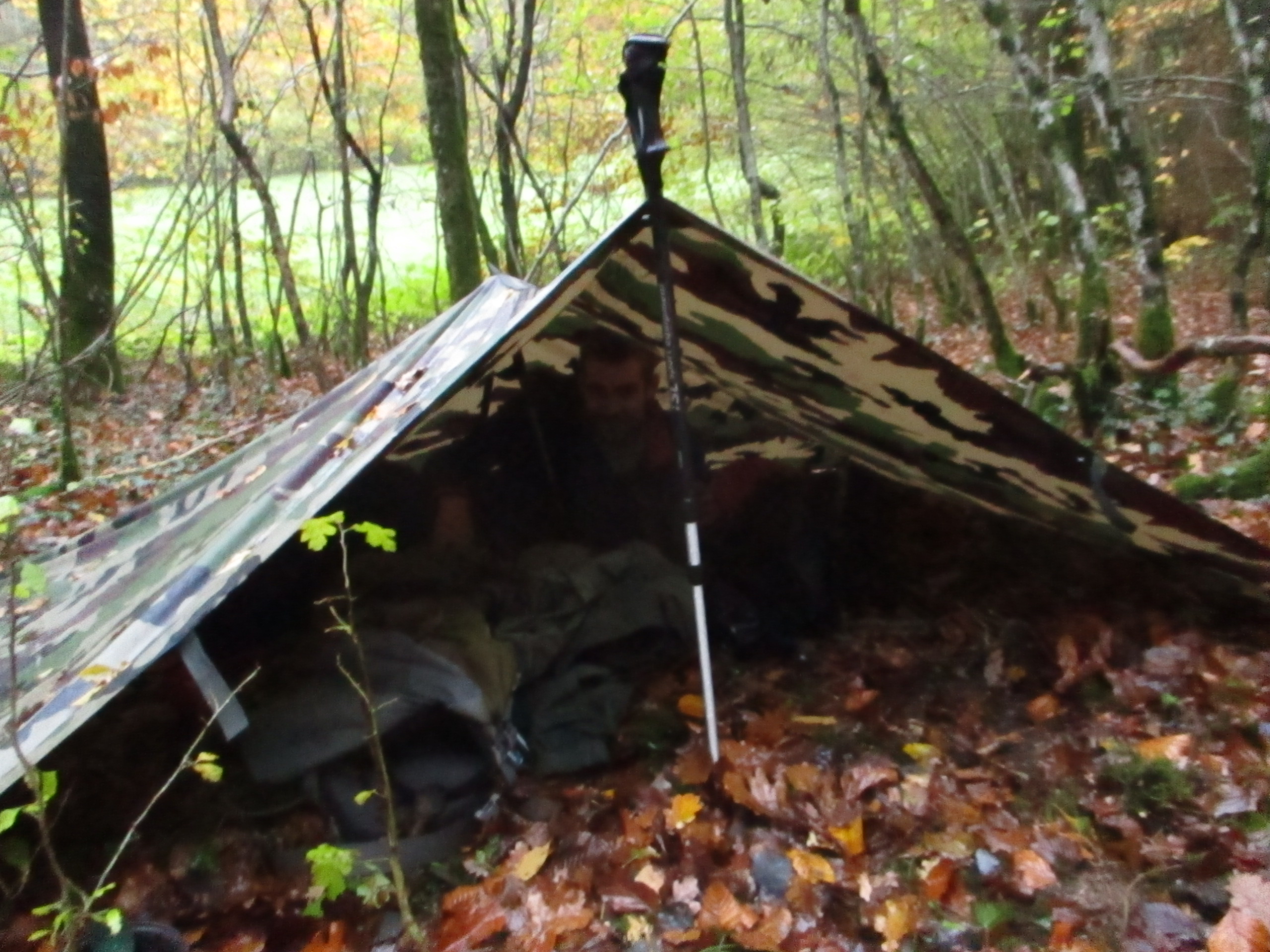 Abri avec une bâche (tarp)