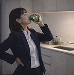 キッチンでビール.png