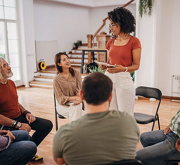 Mujer profesional impartiendo un taller grupal