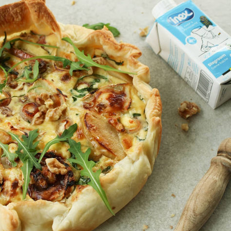 Geitenkaasquiche met spek, appeltjes, honing en walnoten