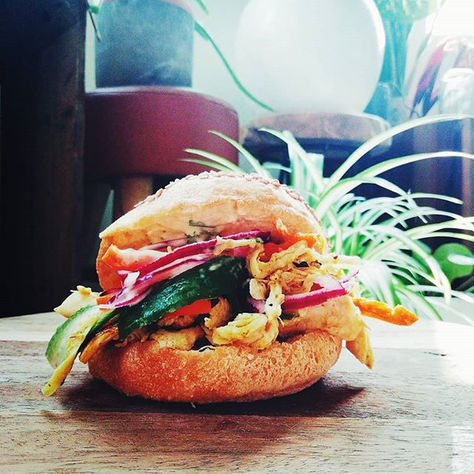 Bio bun met 'shredded chicken' en gemarineerde groentjes