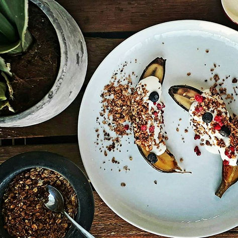 Gekaramelliseerde banaan met granola