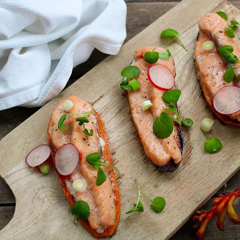 Zoete aardappel lunchtoast met verse zalm