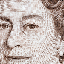 Elizabeth II : voici une surprenante révélation sur ses chaussures !