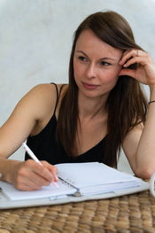 Business coach vállalkozónő brand fotózása beltéri stúdióban helyszínen.