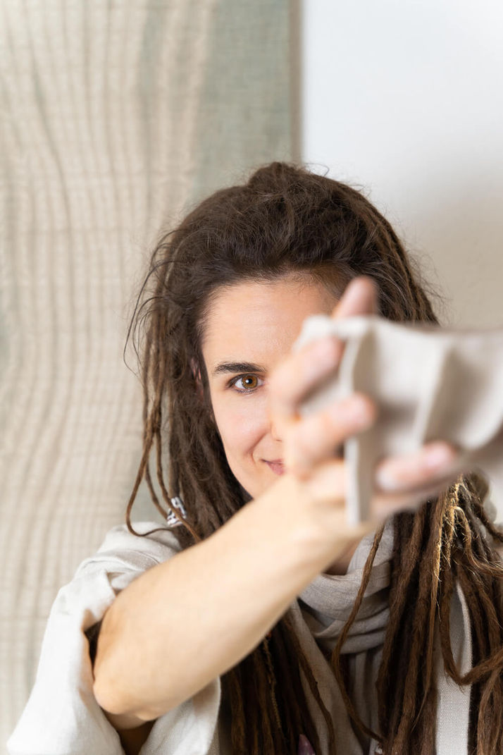 Képzőművész vállalkozónő brand fotózása privát helyszínen.