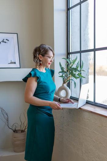 Virtuális asszisztens brand fotózás beltéri stúdióban