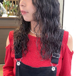 パーマスタイルに似合わせた細めのハイライトカラー◎