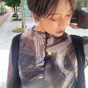 ダークグレージュ×細めのホワイトハイライトカラー×ショートボブ