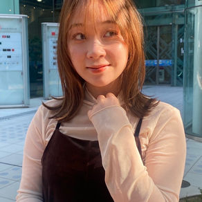 顔周りレイヤーのミディアムウルフ