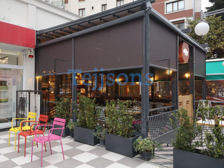 Outdoor cafe with Zip Screens for sun and wind protection.