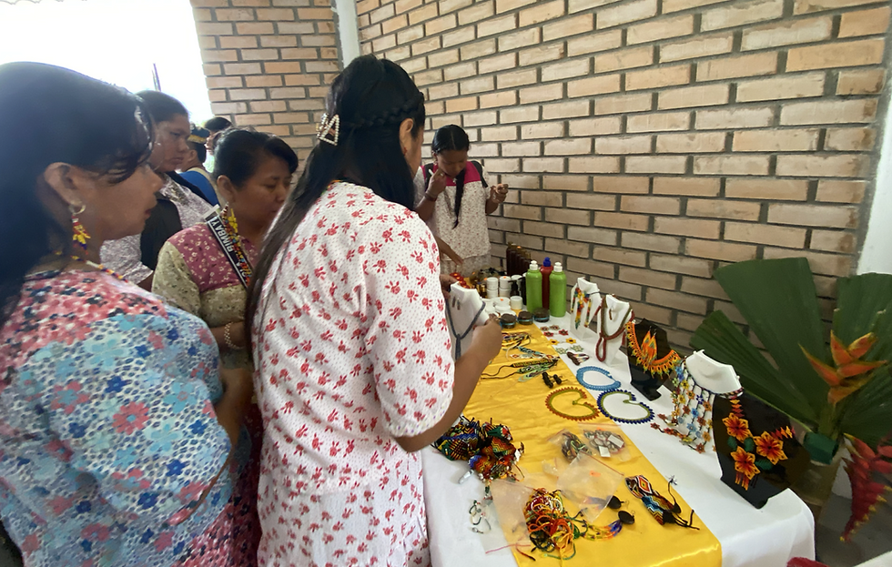 Las mujeres Zio Bain organizan su stand durante el compartir de mayores, mayoras y jóvenes de pueblos indígenas del Putumayo. Abril 17 de 2024. Foto: Brigitte Escobar Piaguaje.