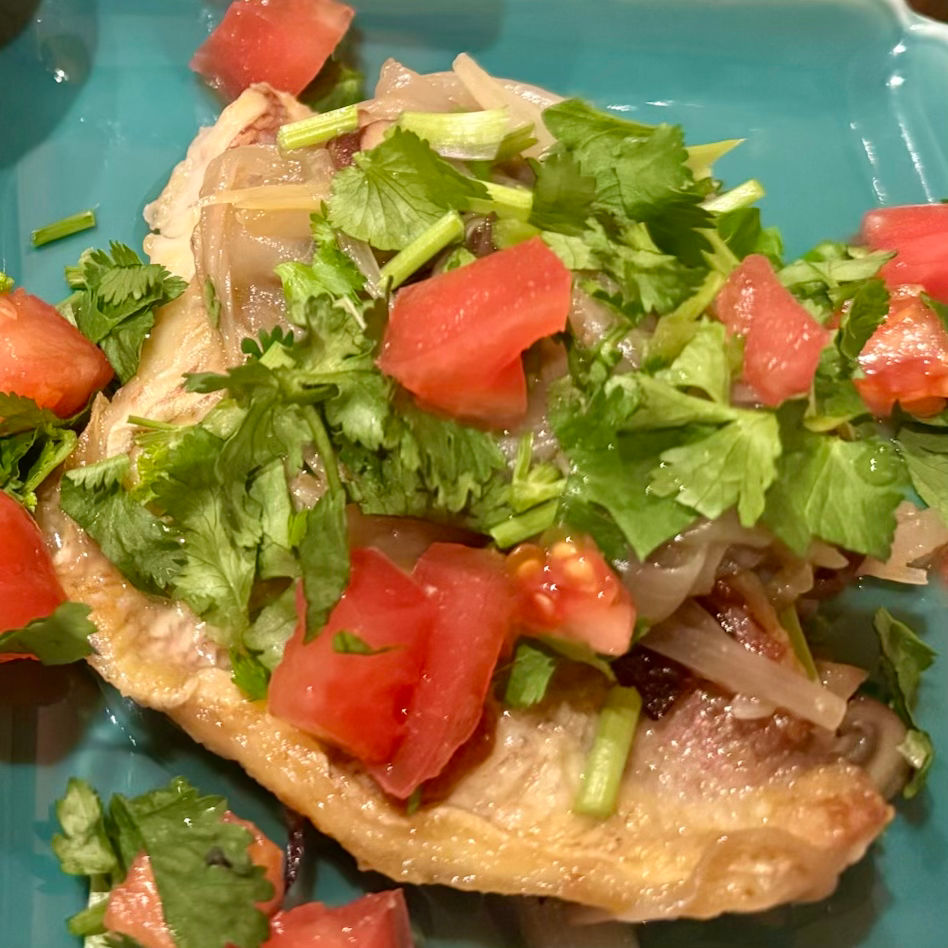 命の躍動を表現した、天然チダイの南部鉄器焼き。une source（アンソース）流の體の養生。