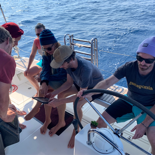 Die Crew auf dem Segelschiff bespricht die Route