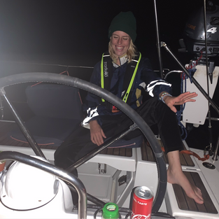 Die Textildesignerin Mirjam huwiler auf der Nachtfahrt mit dem Segelschiff
