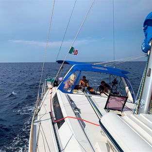 ein Segelschiff in Fahrt vom Bug zum Heck fotografiert