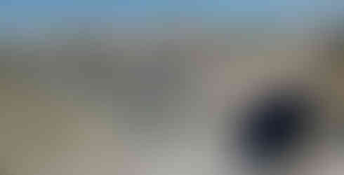 Ein See mitten in der kargen Berglandschaft