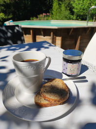 petit déjeuner chalet cosy piscine.jpg