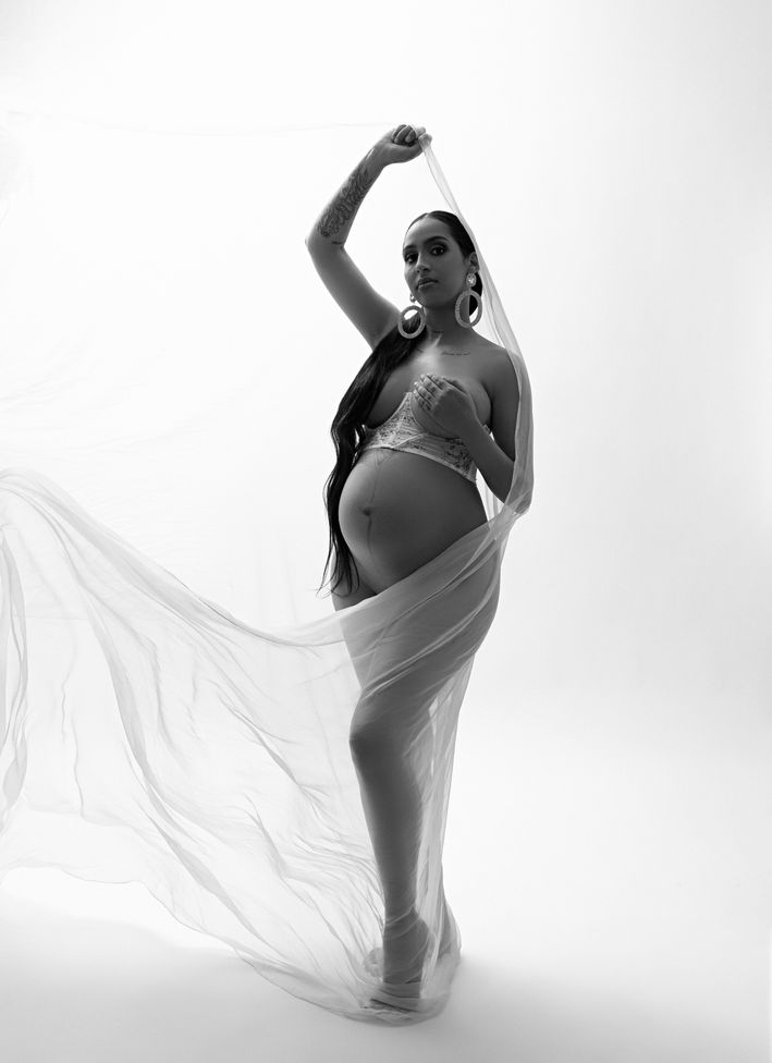 Dallas maternity photography celebrating pregnancy milestone
