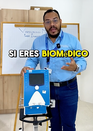 Profesional biomédico explicando el funcionamiento de un ventilador mecánico durante una capacitación en ingeniería biomédica