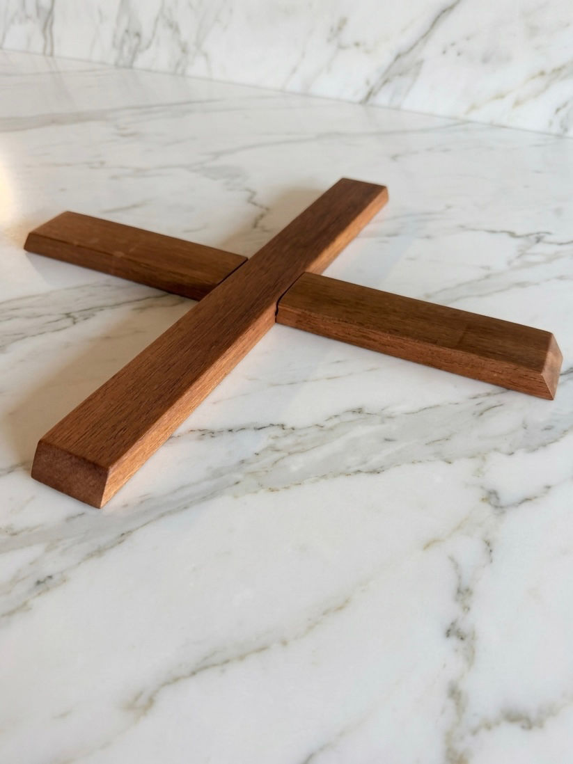 Wooden collapsible trivet