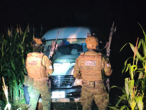BPFRON E PF APREENDEM VEÍCULOS CARREGADOS COM CIGARROS CONTRABANDEADOS EM SANTA HELENA-PR