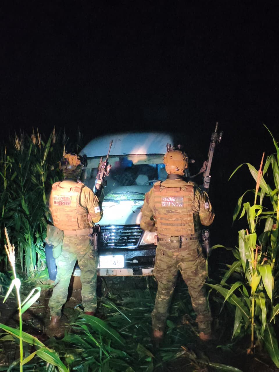 BPFRON E PF APREENDEM VEÍCULOS CARREGADOS COM CIGARROS CONTRABANDEADOS EM SANTA HELENA-PR