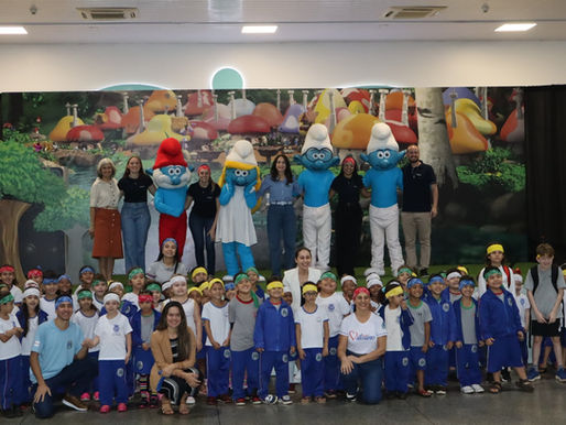 Caravana “Cada Gesto Conta com os Smurfs” leva educação sustentável a alunos da Rede Municipal