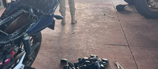 PRF prende mulher com haxixe sob o banco de moto adulterada  em Toledo Pr