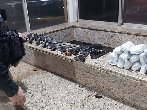 PRF apreende armas e drogas com duas mulheres em ônibus no Paraná