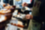 Barista schenkt koffie tijdens een werkshift in de horeca