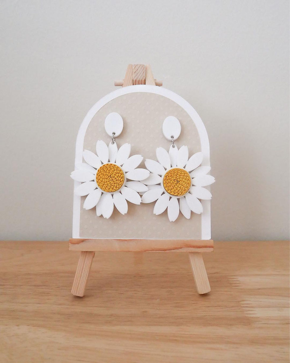 Thumbnail: Large daisy in yellow