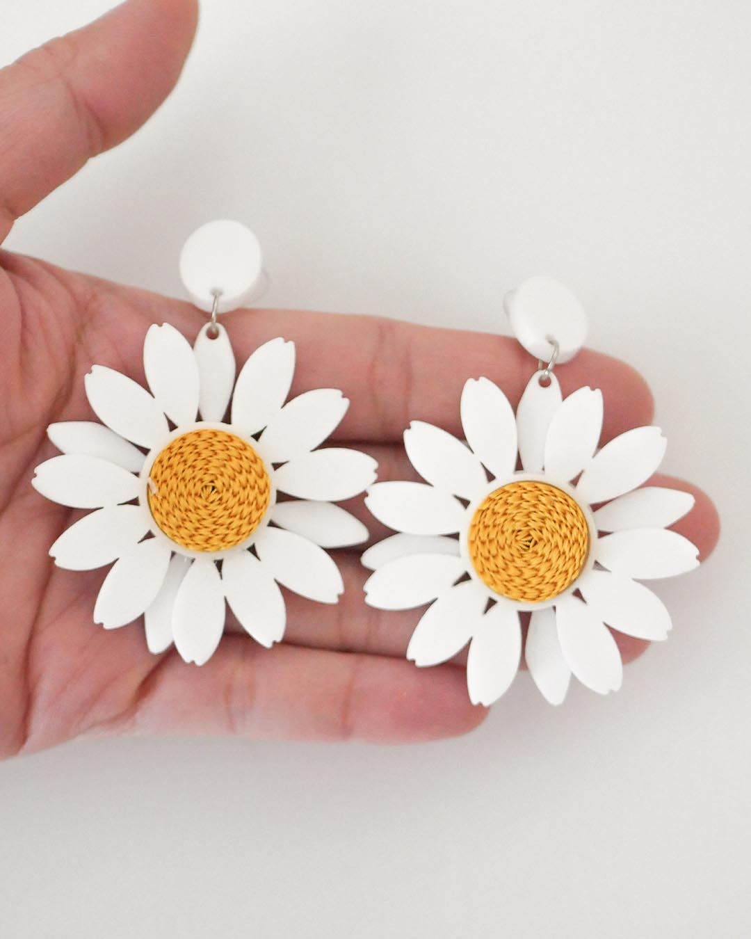 Large daisy in yellow