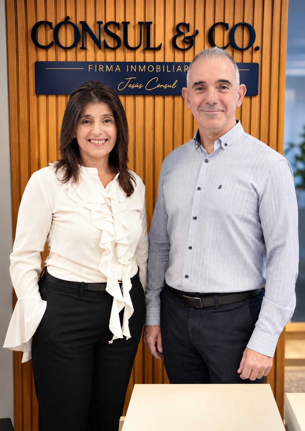 Jesús Cónsul y Carmen en la oficina de Cónsul & Co en Lardero