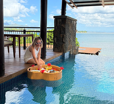 Suite de luxe avec piscine en bord de mer - Petit-déjeuner flottant.jpeg