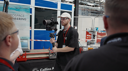 Tim hält einen Gimble und filmt