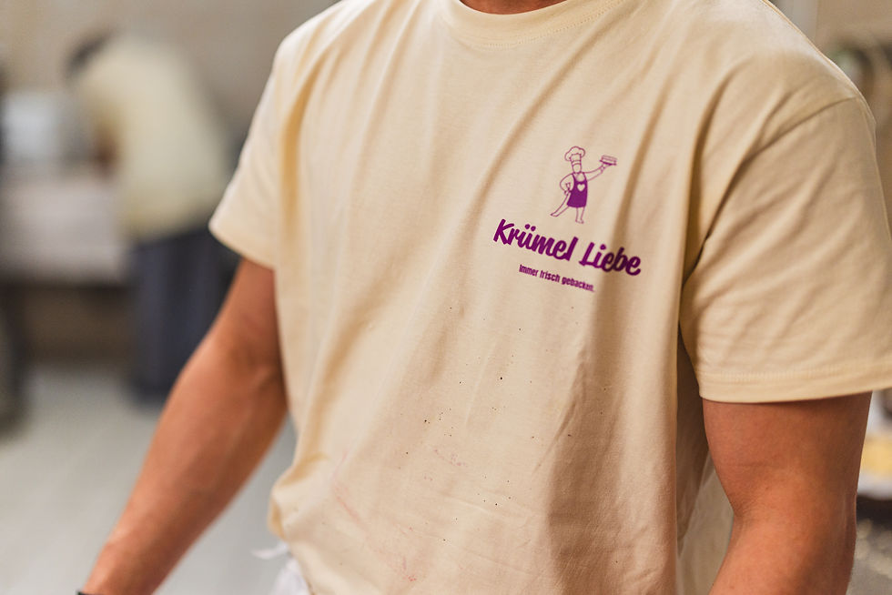 Nahaufnahme des Krümel Liebe Logos auf einem T-Shirt