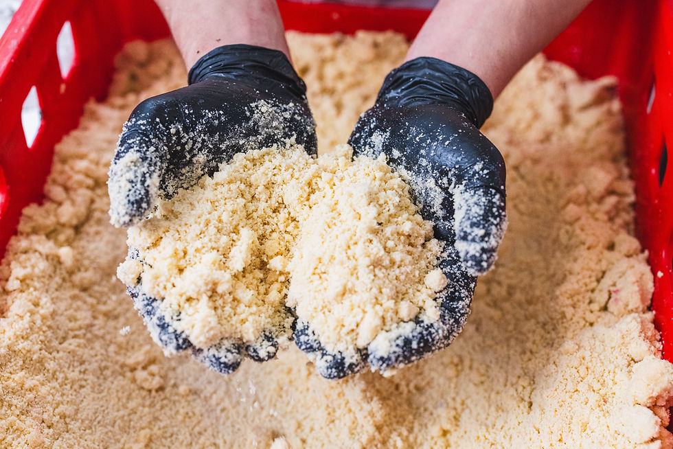 Ein Bäcker hält die Streusel in seinen Händen