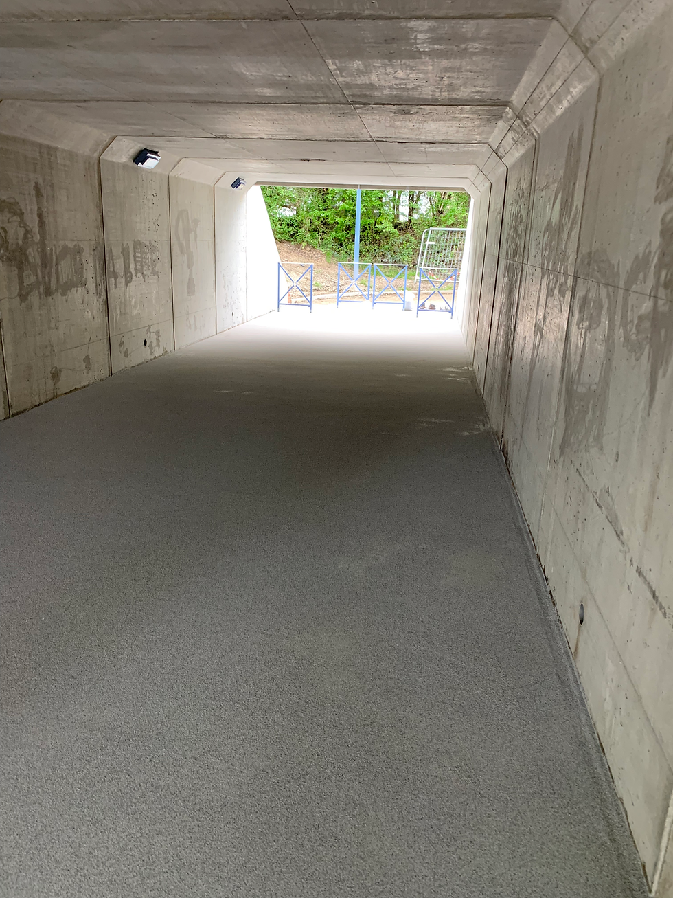Passage intérieur d'ouvrage à Béthune, réalisé en Matacryl Bridge Structure (3/4). Ce projet a été réalisé par 3S dans la formation, l'accompagnement et le conseil.