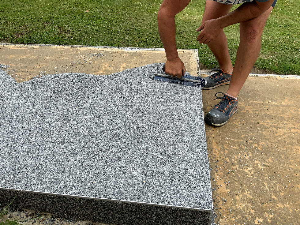 Chantier réalisé avec de la résine polyuréthane : moquette de pierre. 3S a aidé dans l'assistance et le conseil de ce projet.