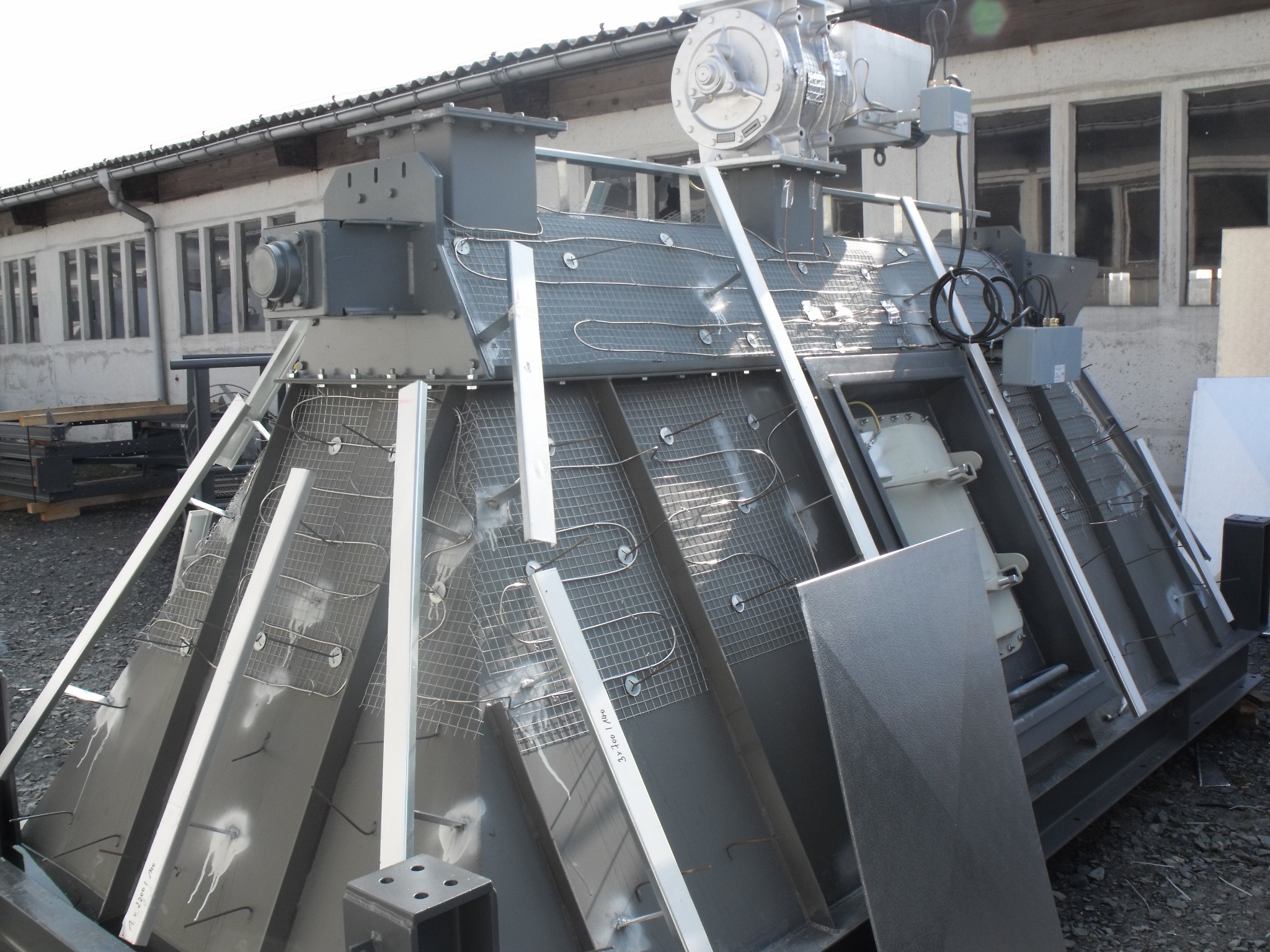 Heat tracing for a filter hopper, screw conveyor and rotary valve – Pro Therm, 2010
