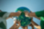 Les enfants tiennent un globe, symbole de coopération et de connectivité mondiale.