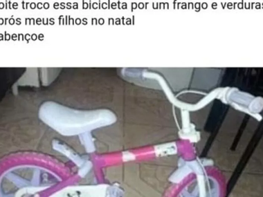 Mãe desesperada tenta trocar bicicleta da filha por frango para ceia de Natal