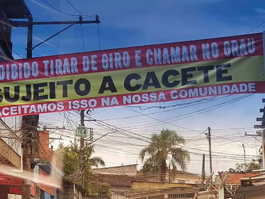 PCC proíbe empinar moto e espanca quem desobedece