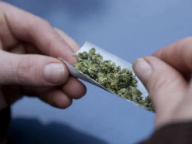 Fumar maconha aumenta o risco de ataque cardíaco, revela estudo de Stanford