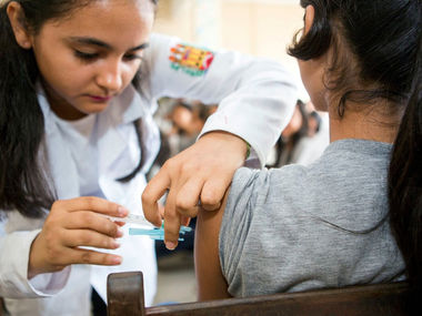 Ministério da Saúde autoriza estados e municípios a vacinarem toda população acima de 18 anos