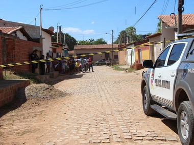 Adolescente e jovem de 22 anos são assassinados dentro de casa em Mossoró